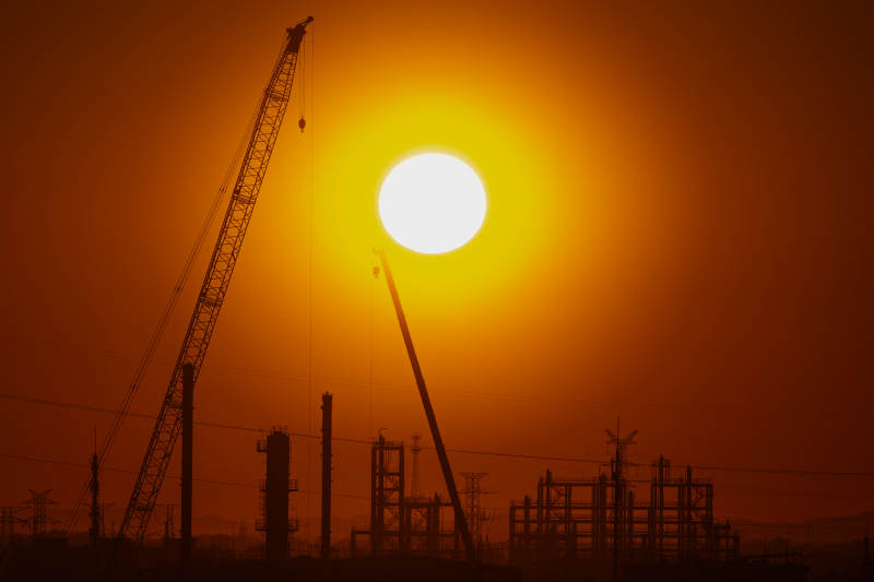 夕阳下的工地剪影图片