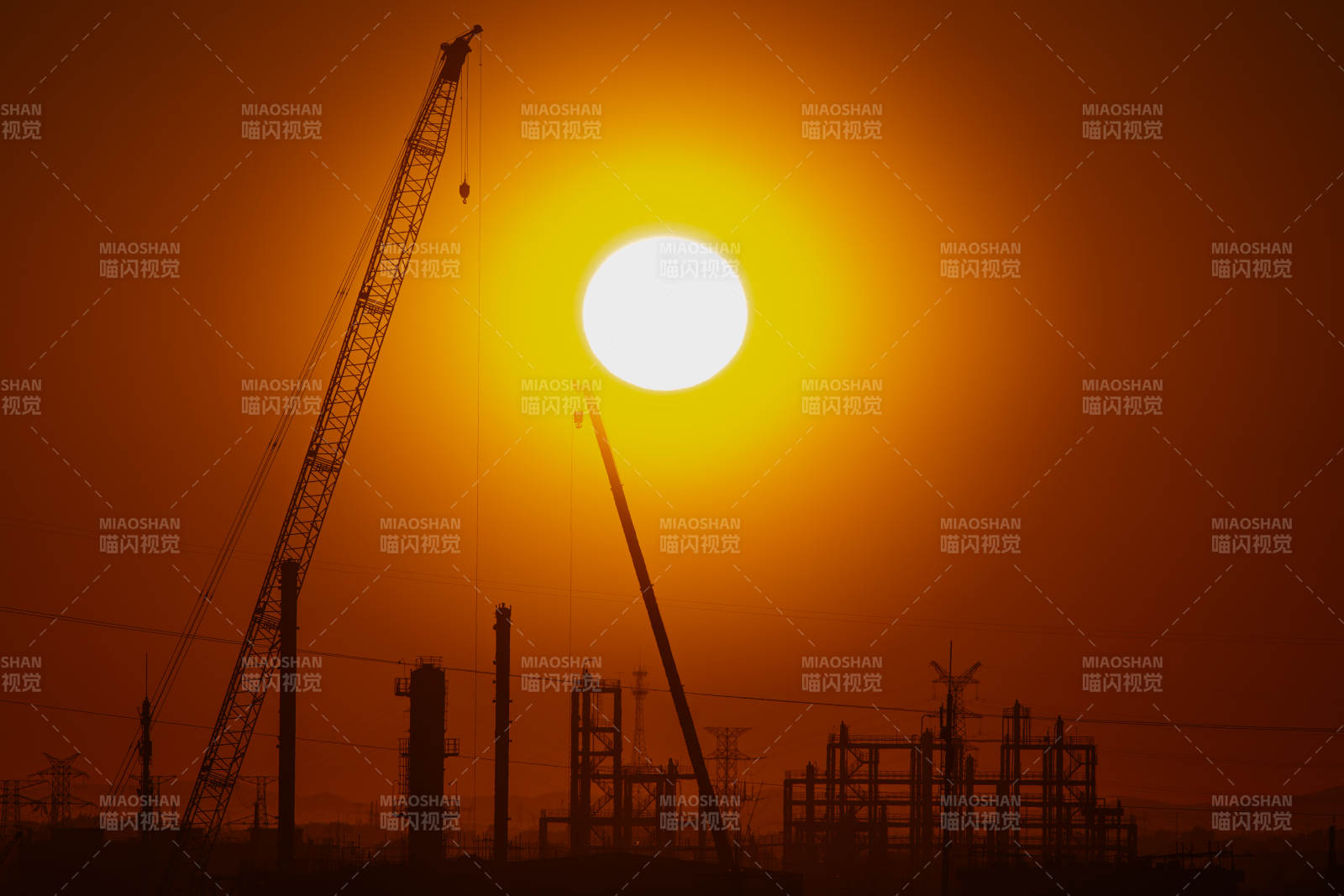 夕阳下的工地剪影图片