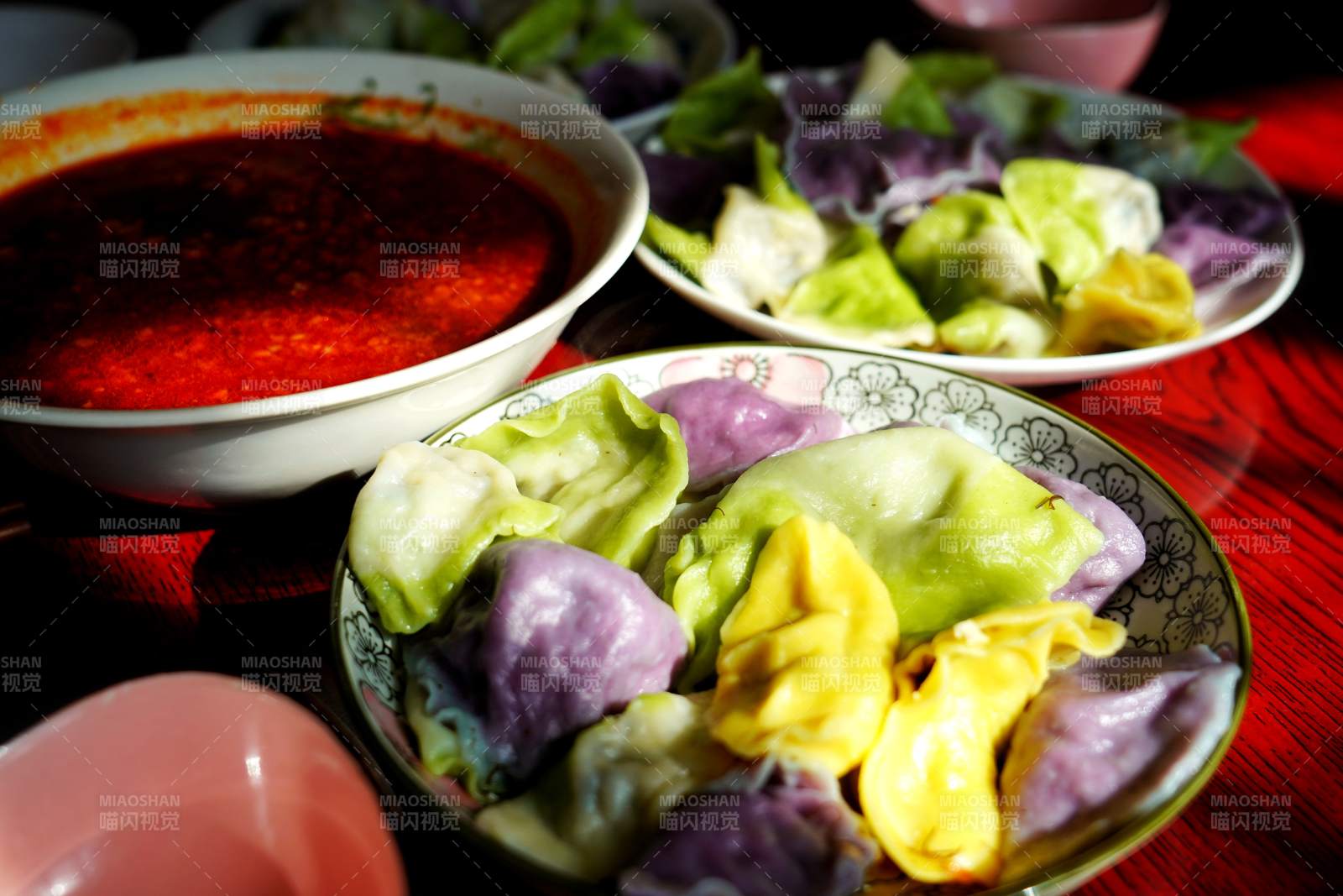 彩色饺子配蘸酱图片