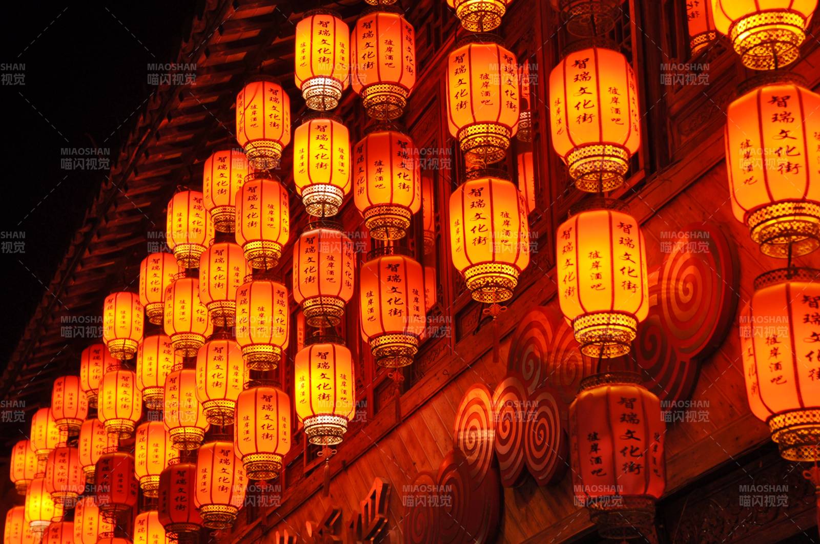 古镇文化一条街灯笼辉煌图片