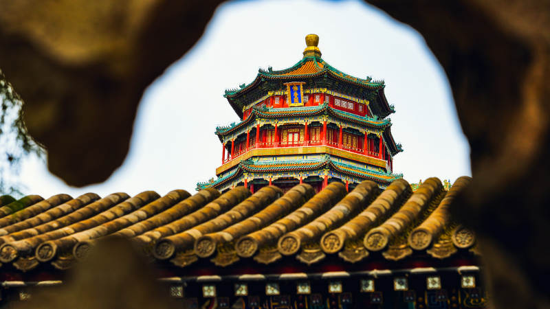 颐和园古塔映窗景图片