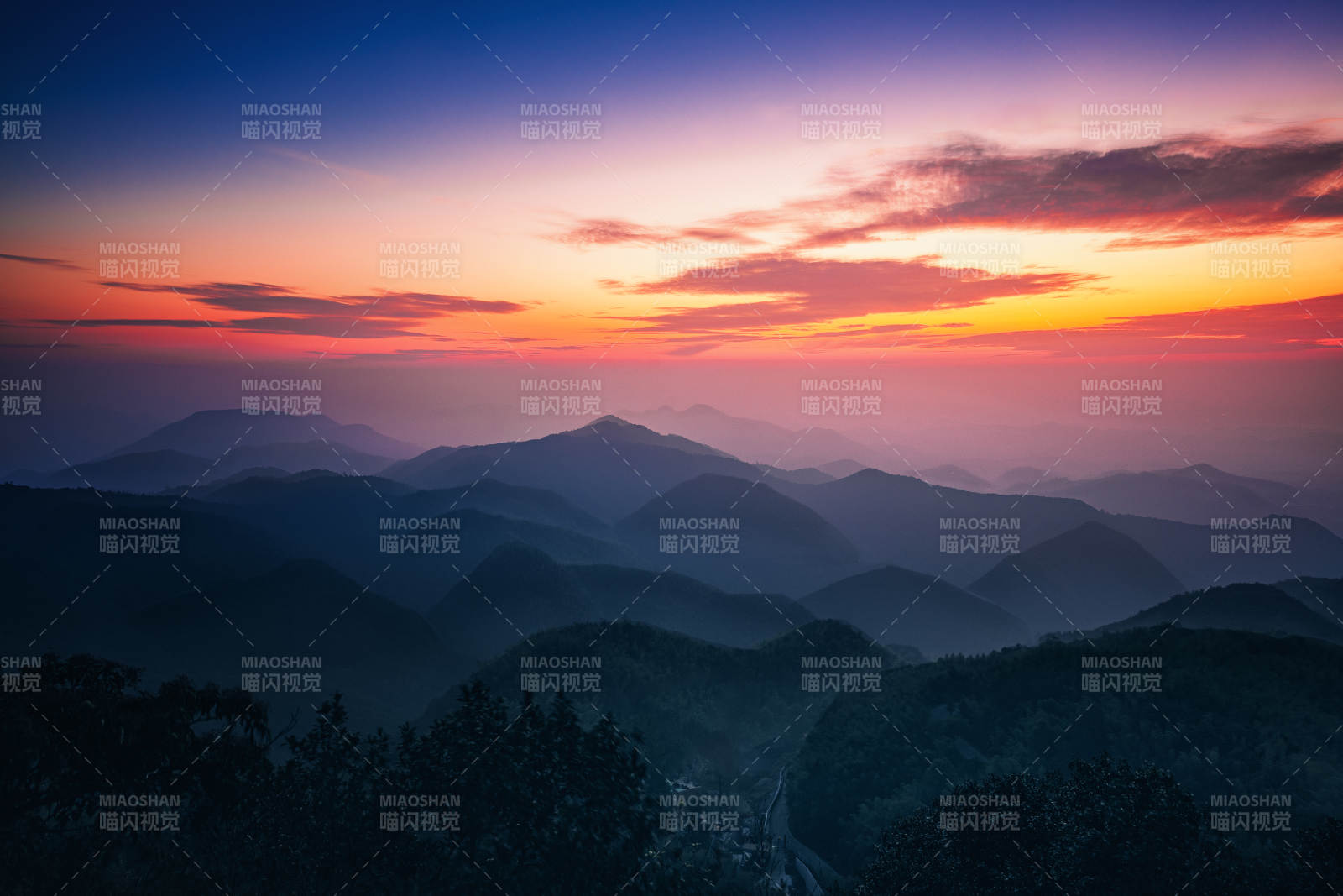 山峦日出美景图片