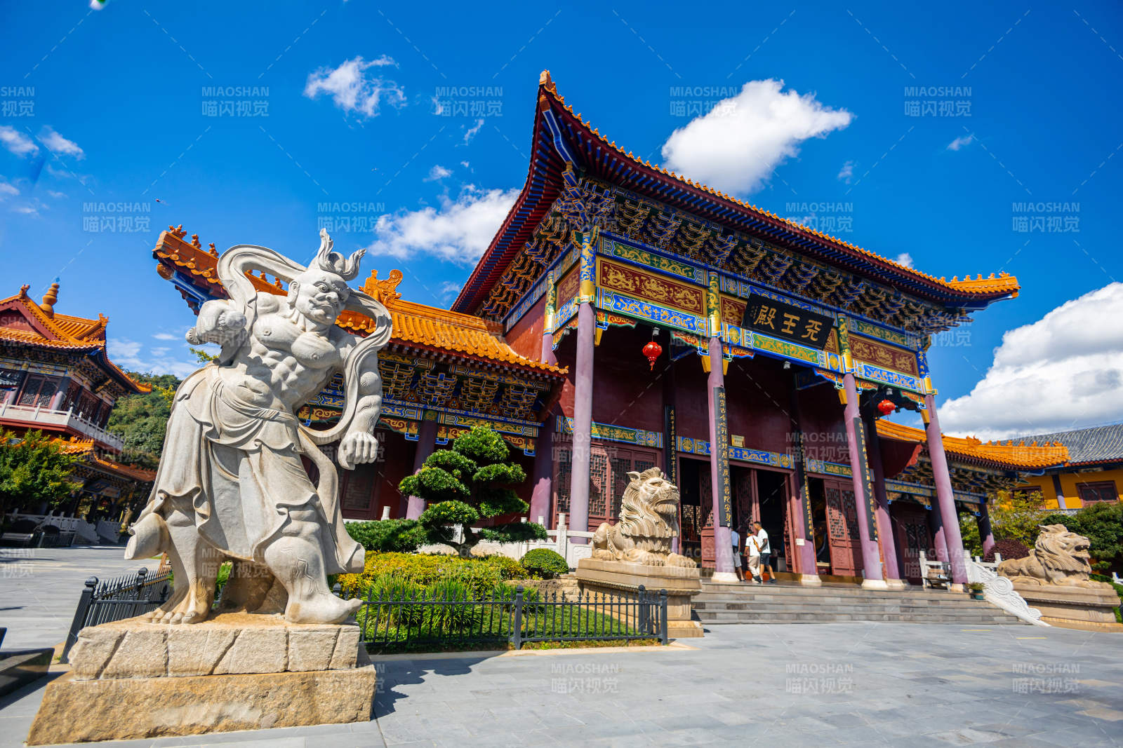 贵阳西普陀寺 古寺门前石像威严图片
