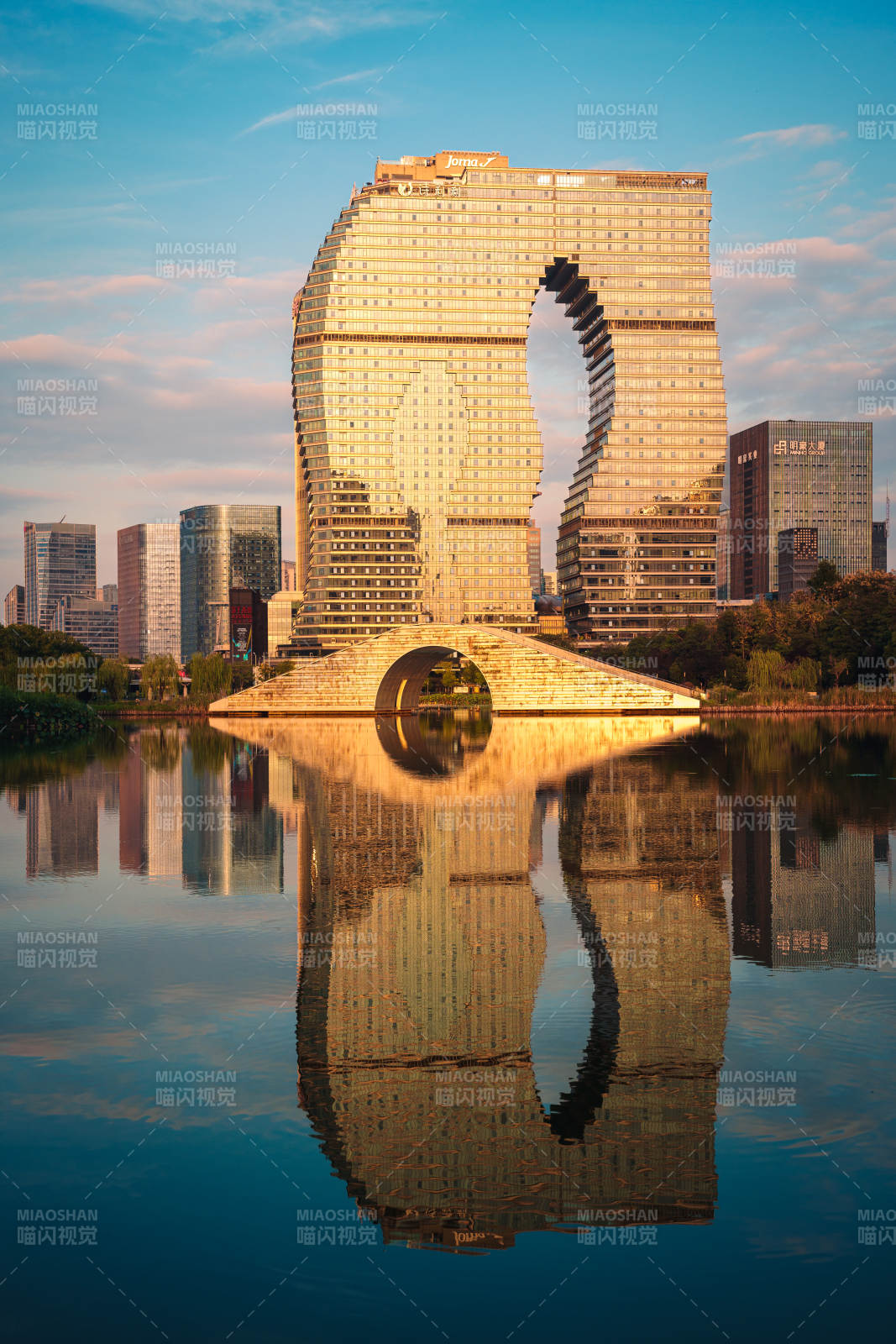 杭州印现代建筑倒影图片