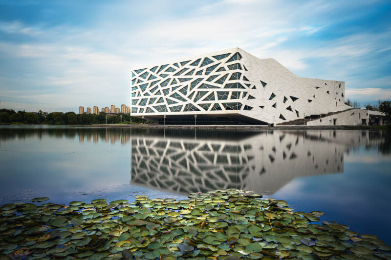 杭州临平大剧院现代建筑湖畔倒影图片