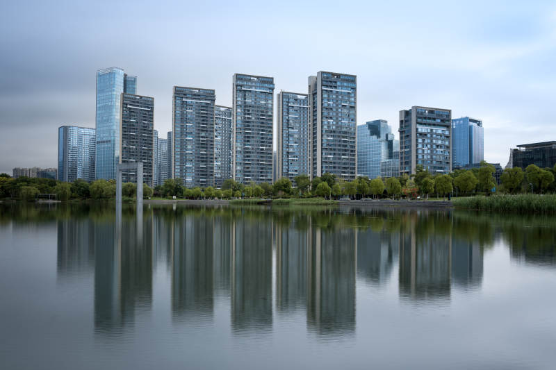 杭州临平大剧院湖畔高楼倒影图片