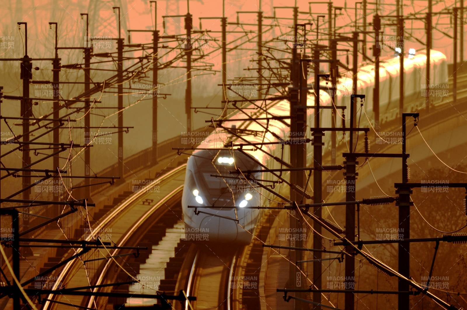 即将进站的高铁列车图片