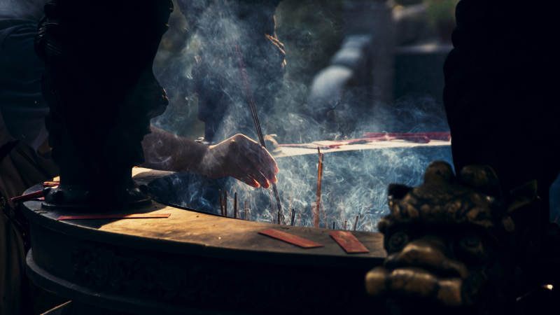 香烟袅袅祈福中图片