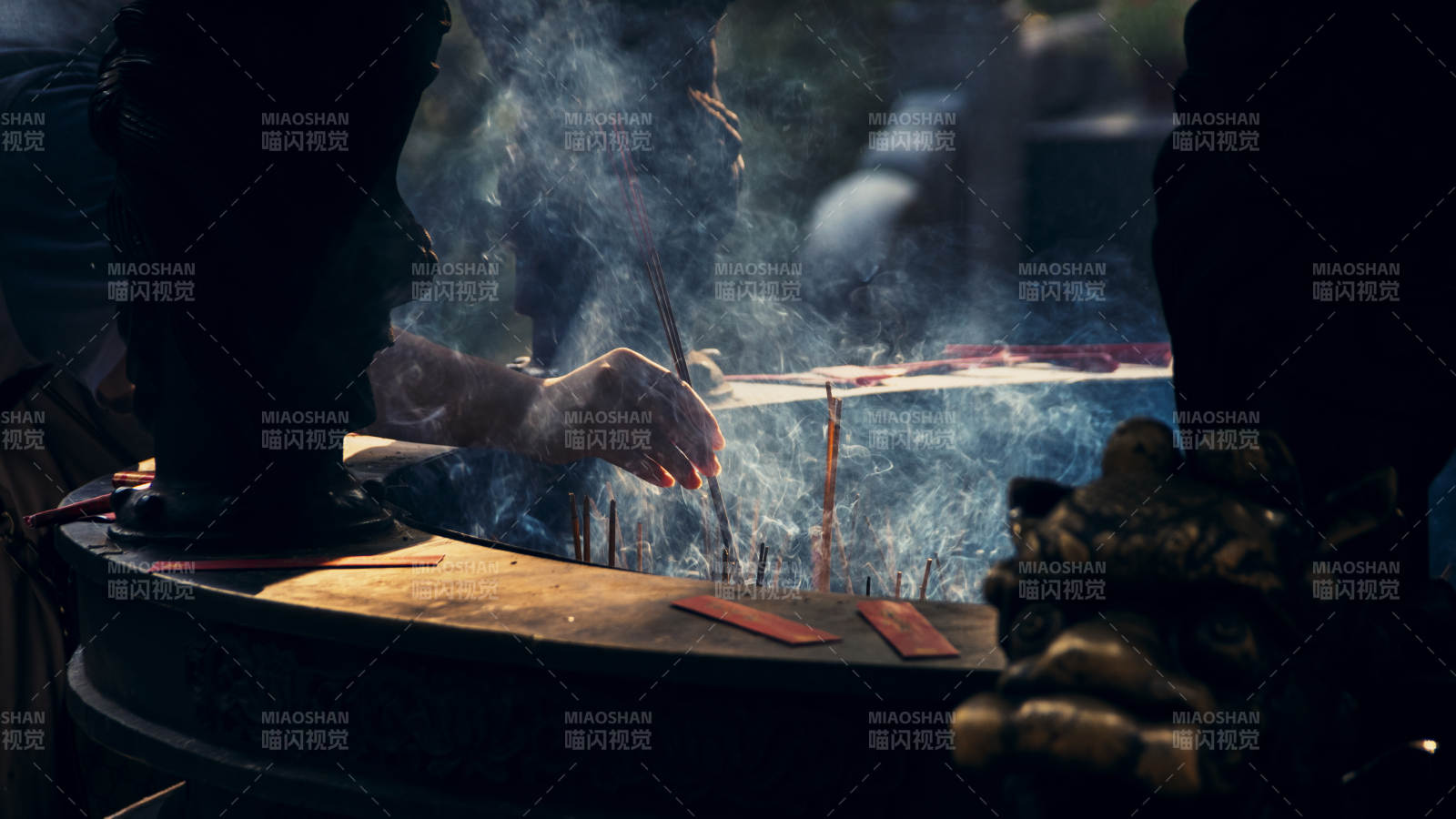 香烟袅袅祈福中图片