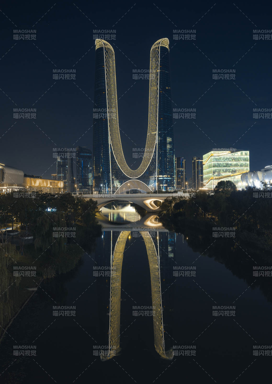 夜幕下的双塔奇景杭州之门图片