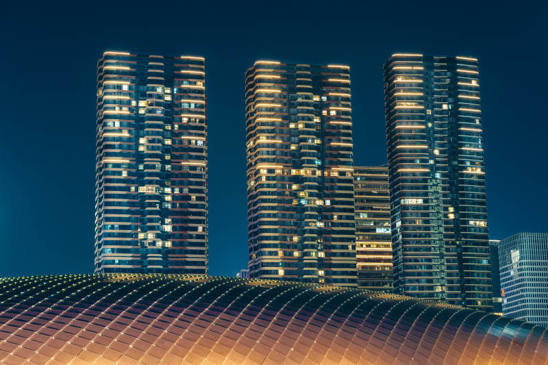 杭州奥体中心游泳馆夜幕下的城市高楼图片