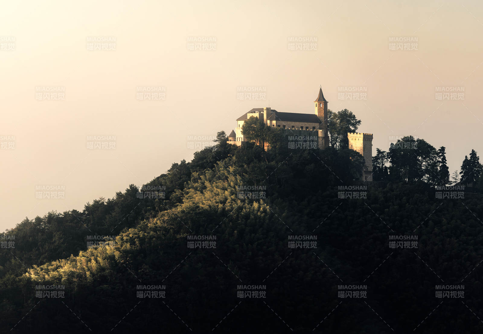 山顶古堡晨曦  裸心堡图片