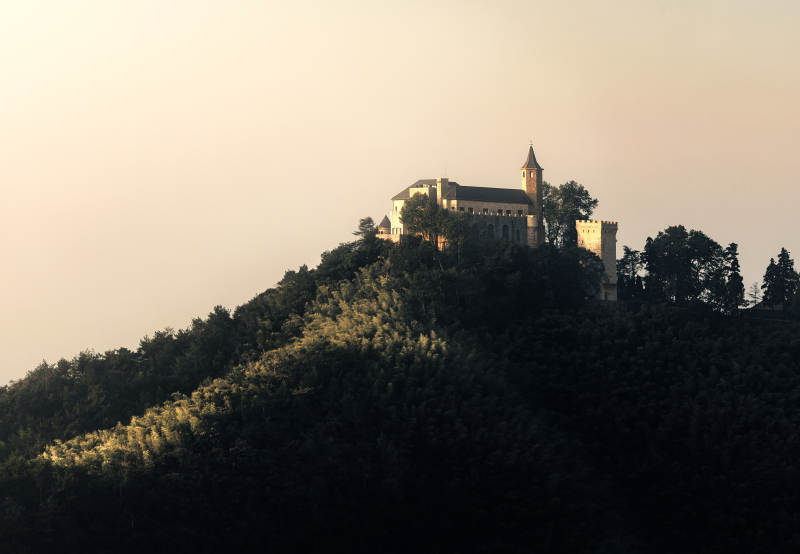 山顶古堡晨曦  裸心堡图片