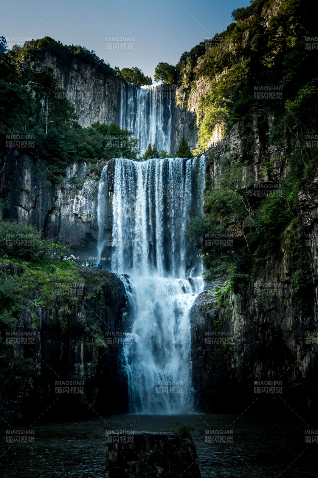 壮丽瀑布垂落山崖温州百丈漈图片