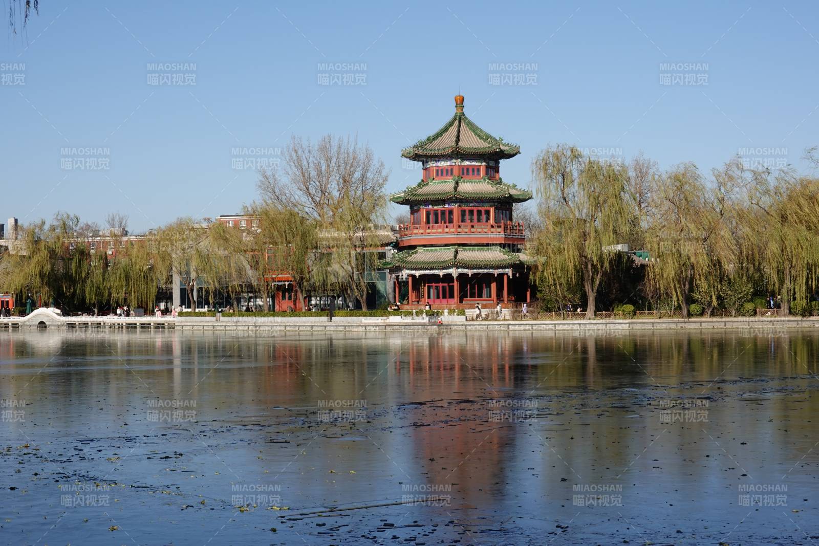 北京后海湖畔古亭映碧水图片