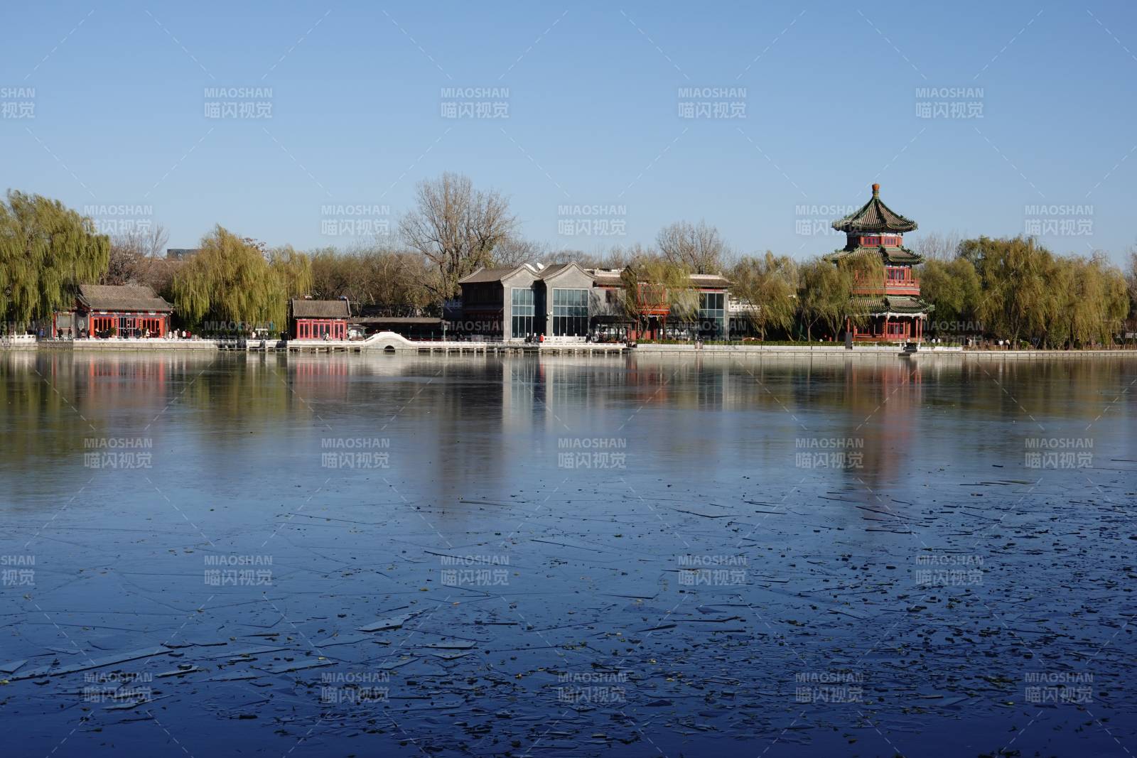 北京后海湖畔古亭倒影图片