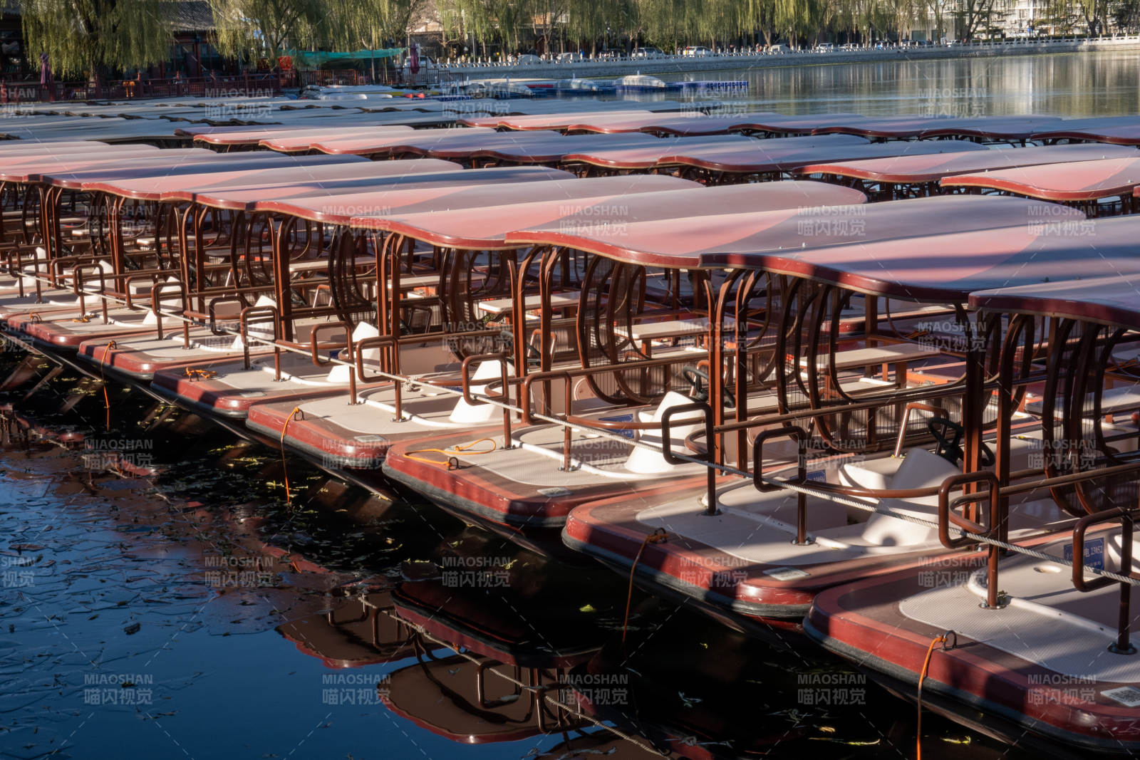 湖畔游船静泊图片