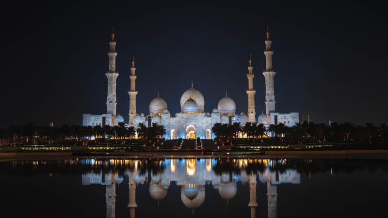 谢赫扎耶德夜幕下的清真寺图片