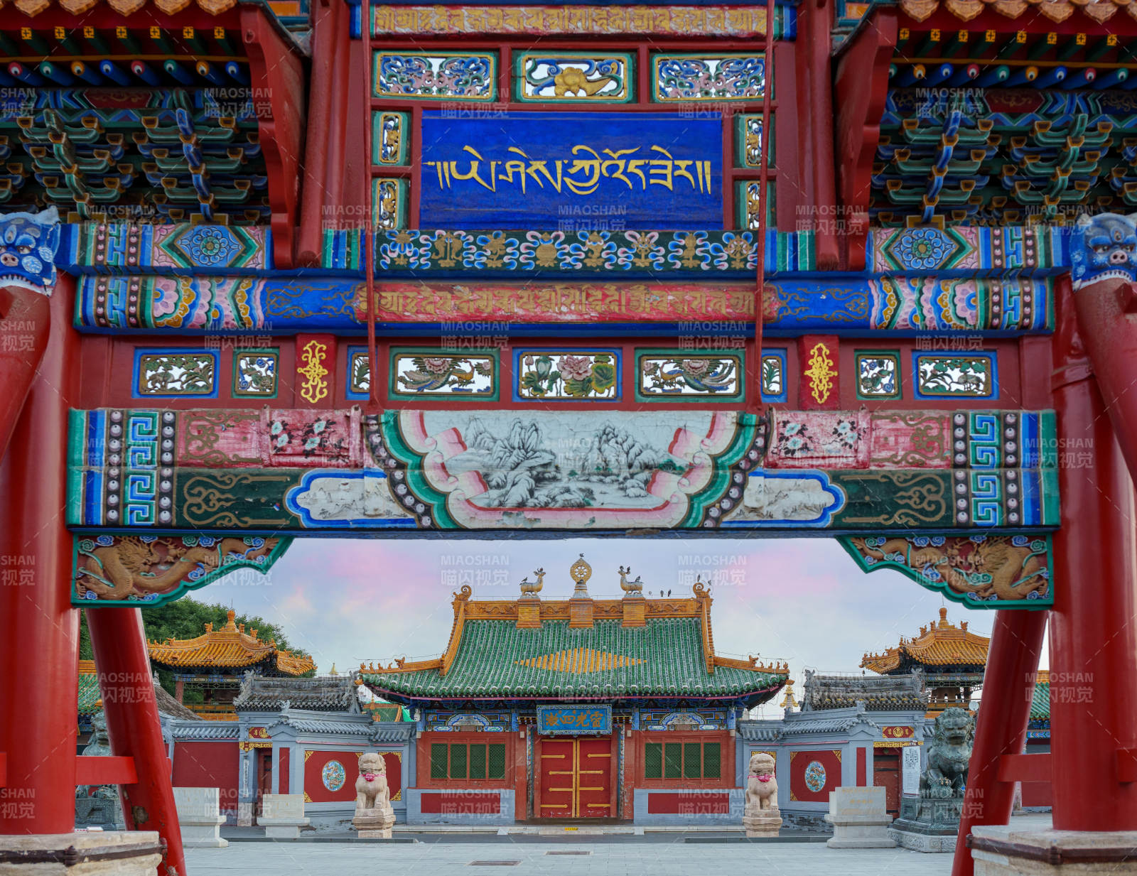 呼和浩特市席力图召正门牌坊风光图片