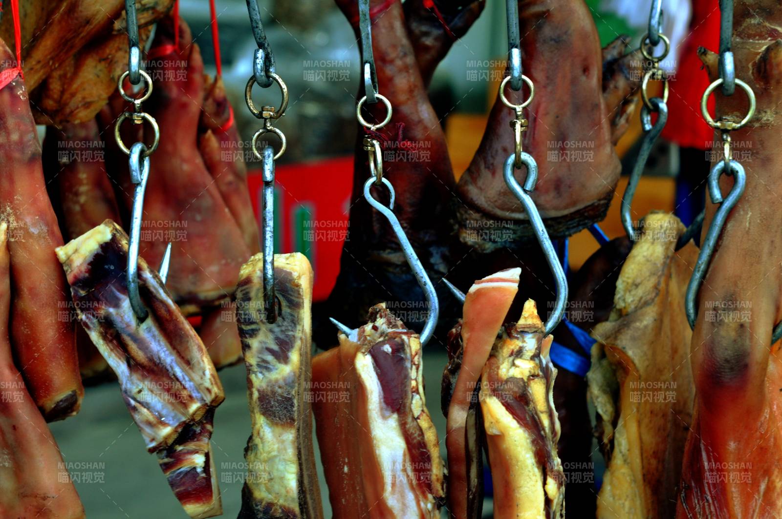 悬挂的风干肉品图片
