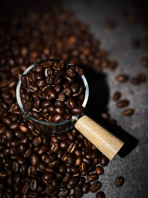 咖啡豆满溢杯中图片