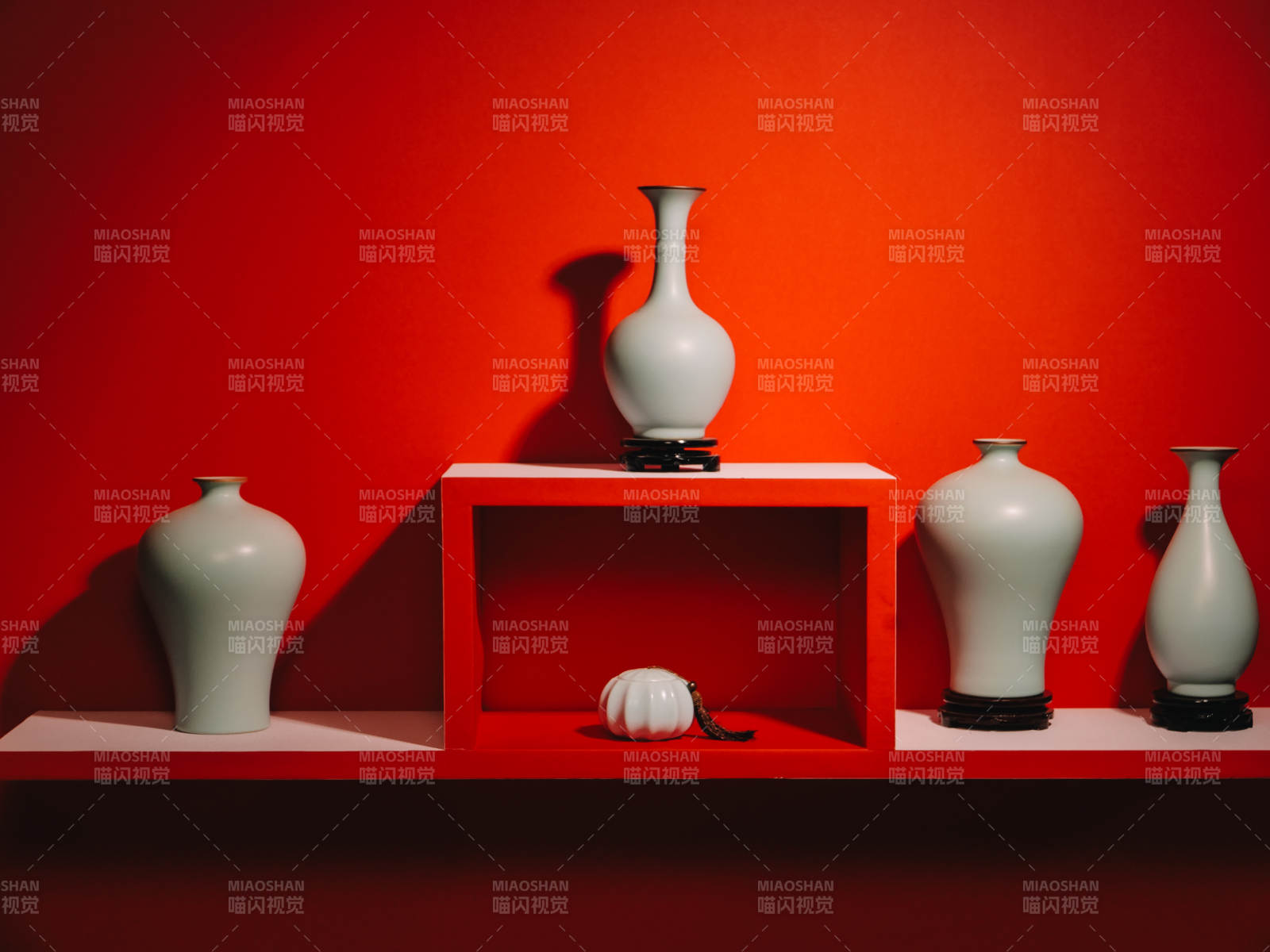 红墙白瓷静谧美图片