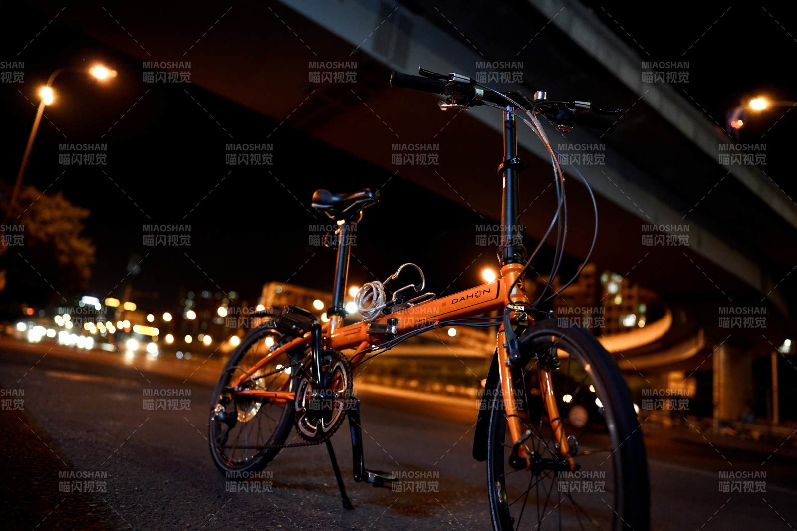 夜桥下的橙色单车图片