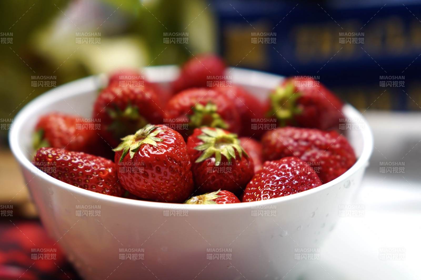 鲜红草莓满碗香图片