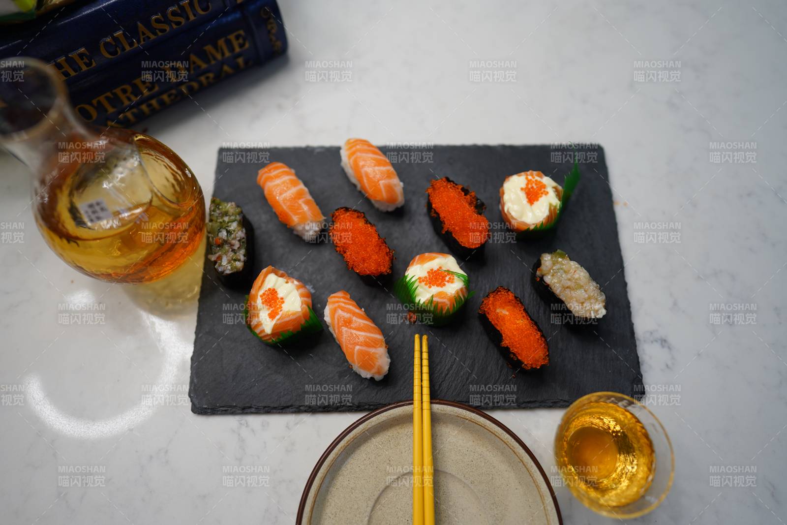 精致寿司配清酒图片