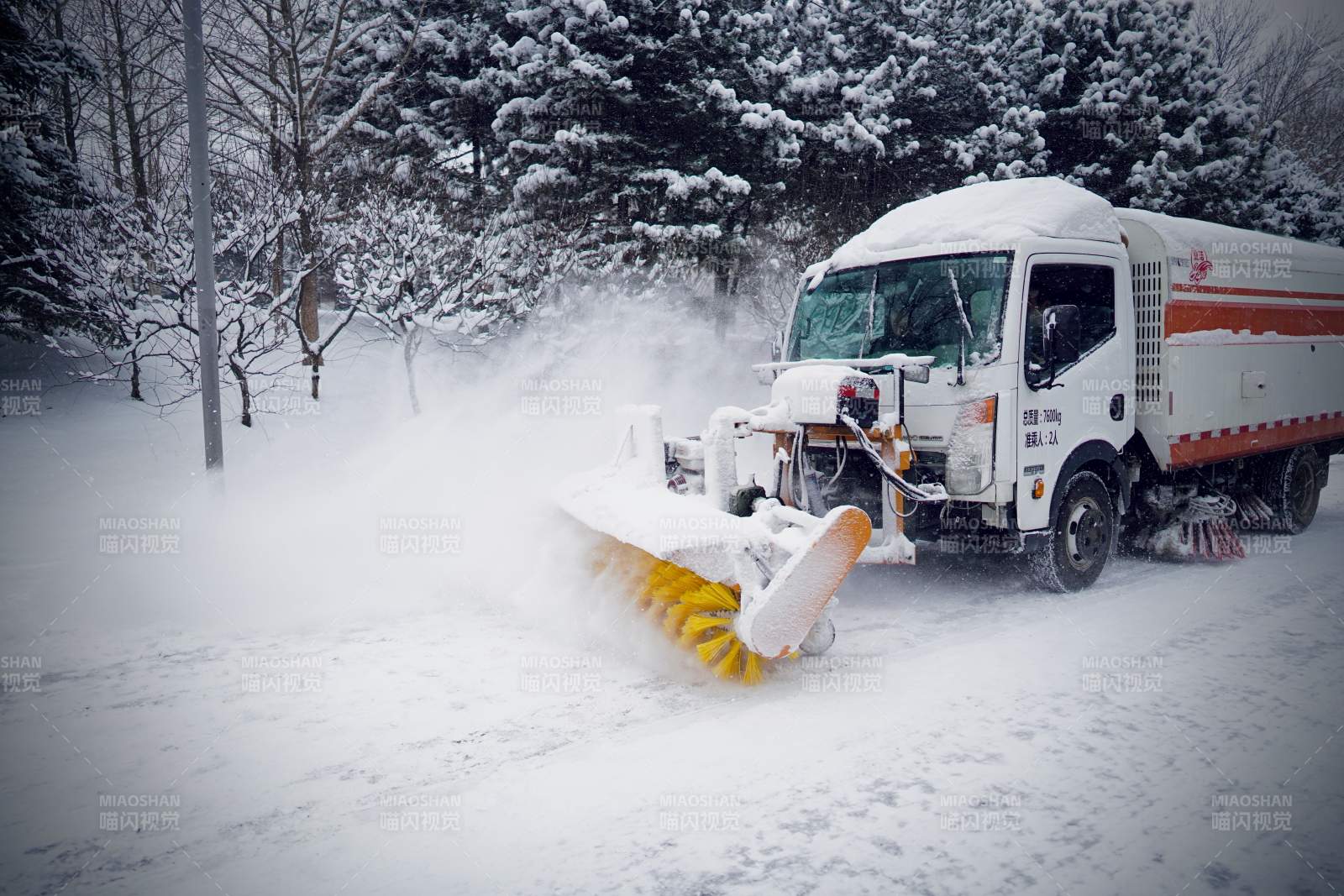 雪地清雪车作业图片