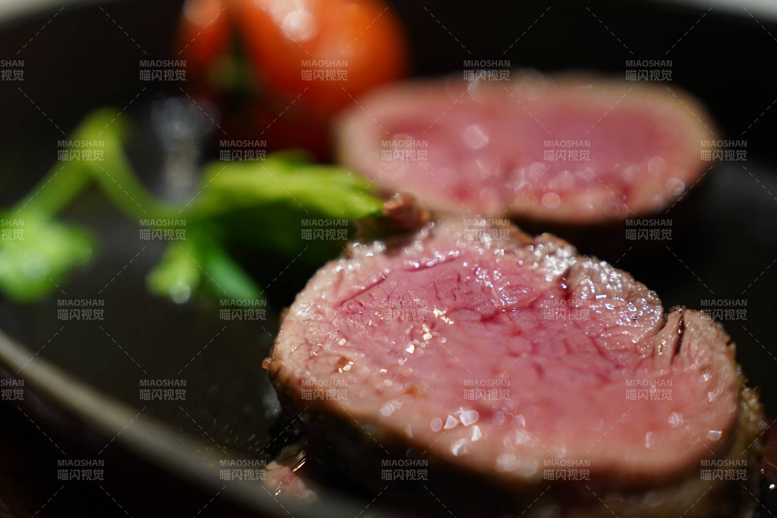 嫩煎牛排配香草图片