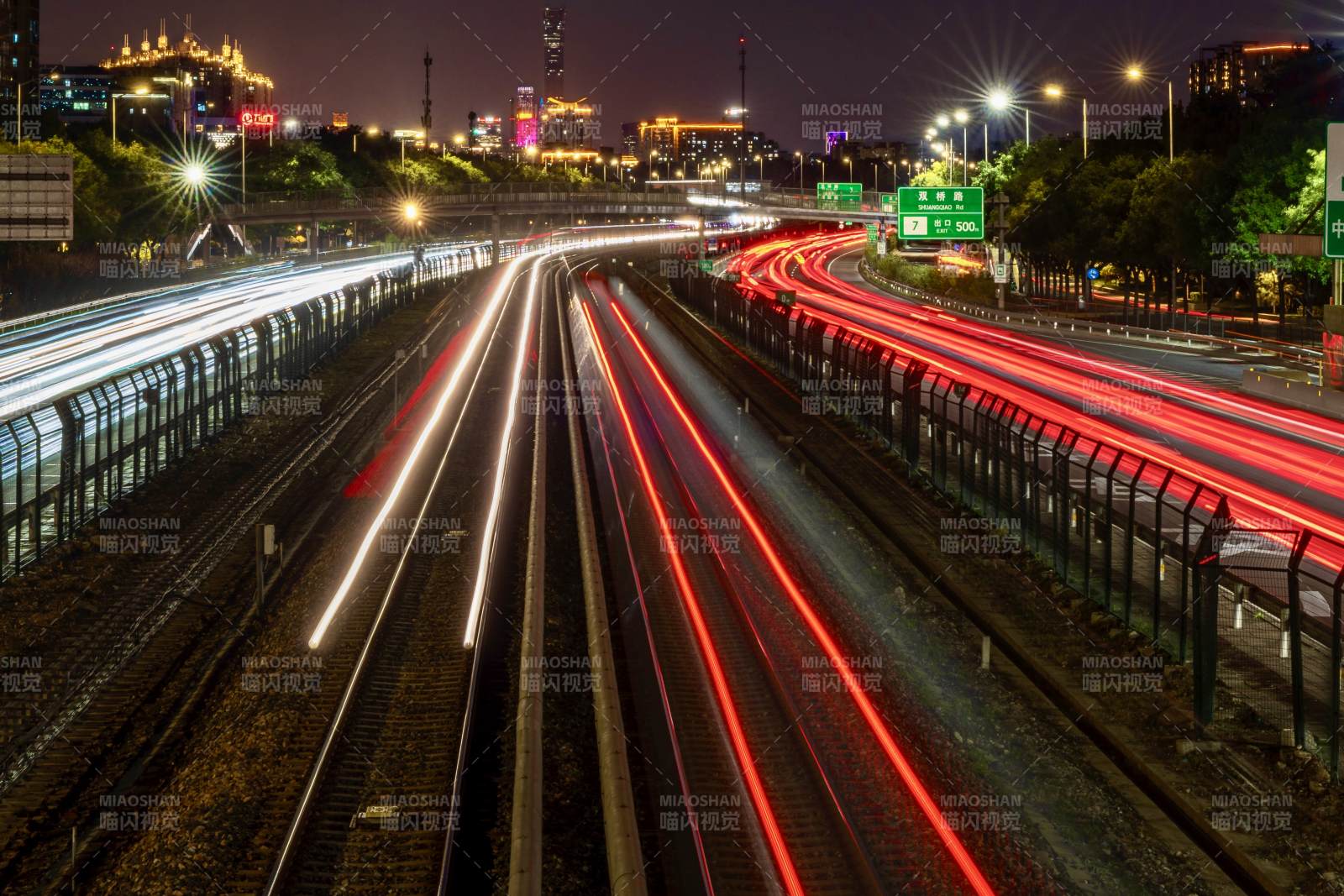 车流与北京地铁一号线图片