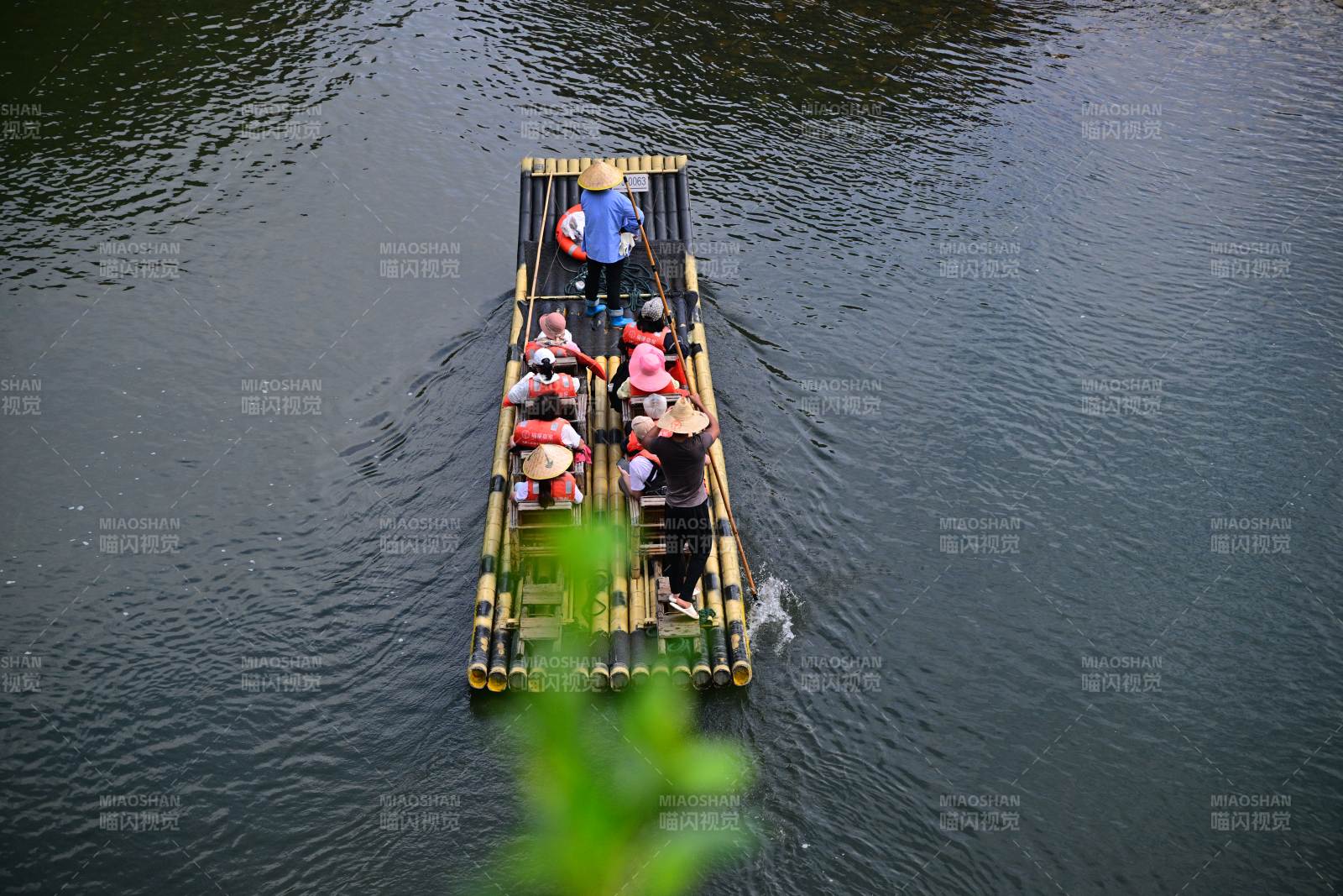 竹筏泛舟湖上图片