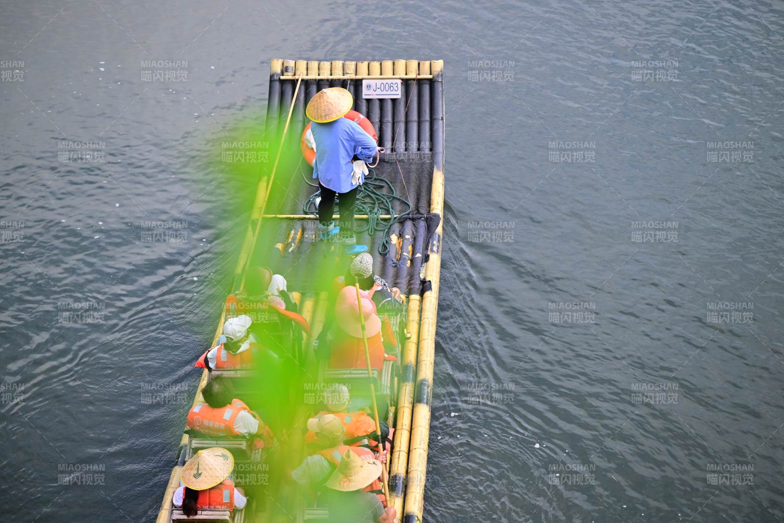 竹筏上的宁静时光图片