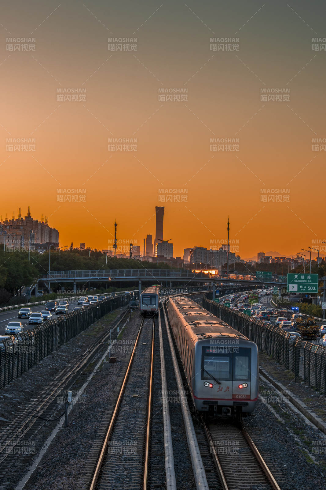 夕阳下的北京城市列车图片
