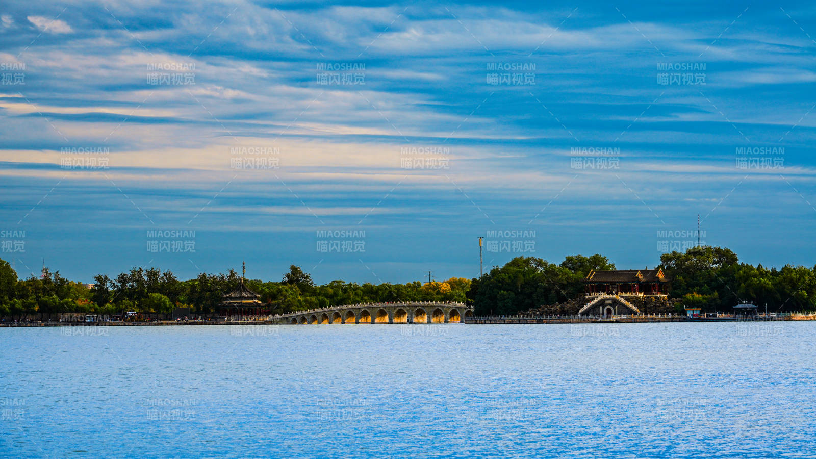颐和园昆明湖畔拱桥美景图片