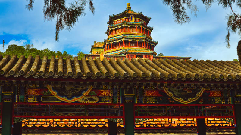 颐和园古塔映蓝天图片