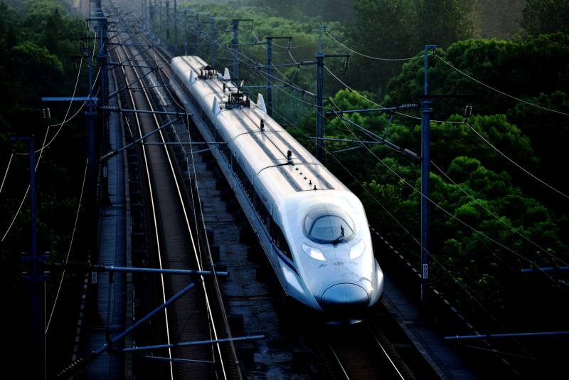 高速列车穿行林间图片