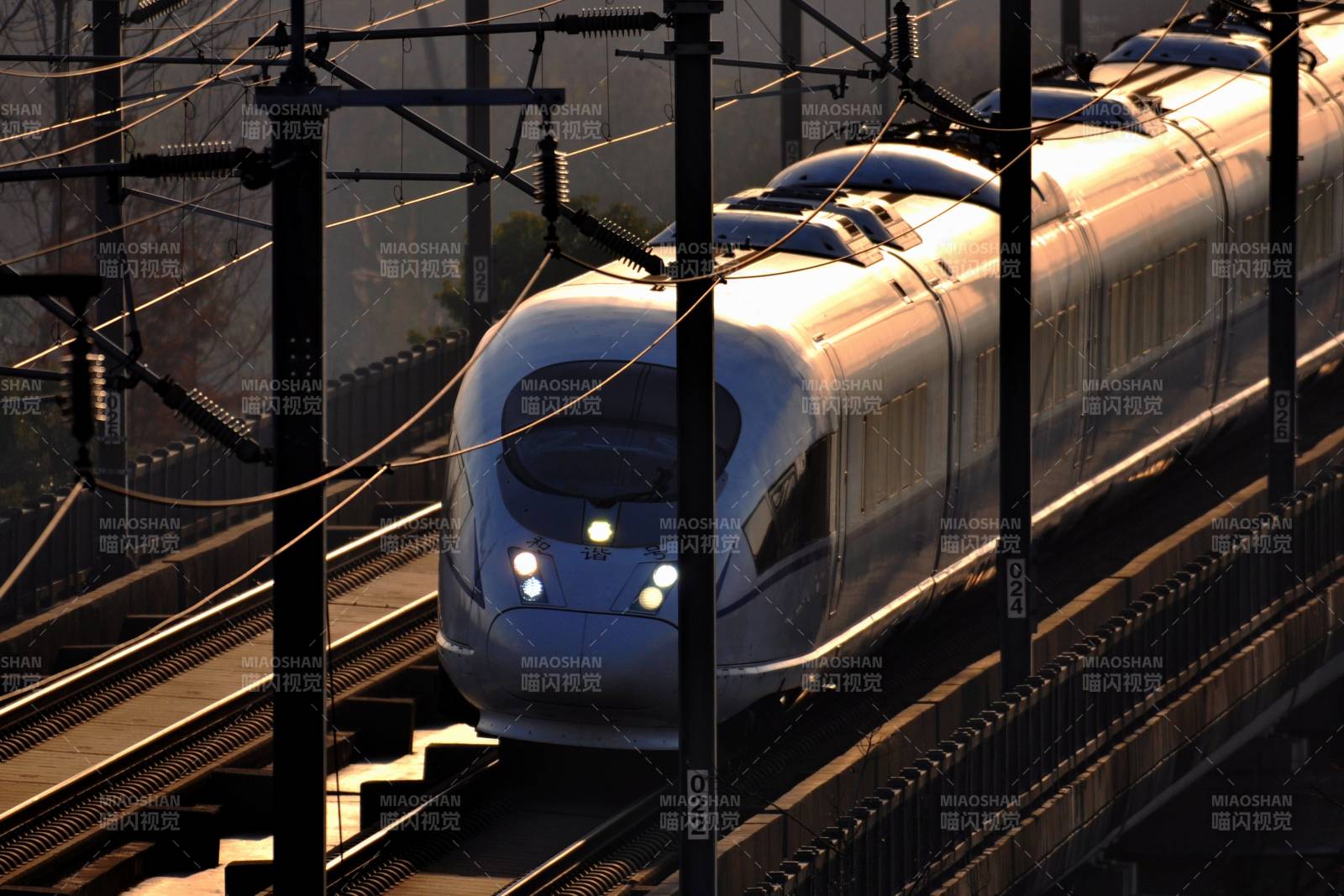 高速列车疾驰而过图片