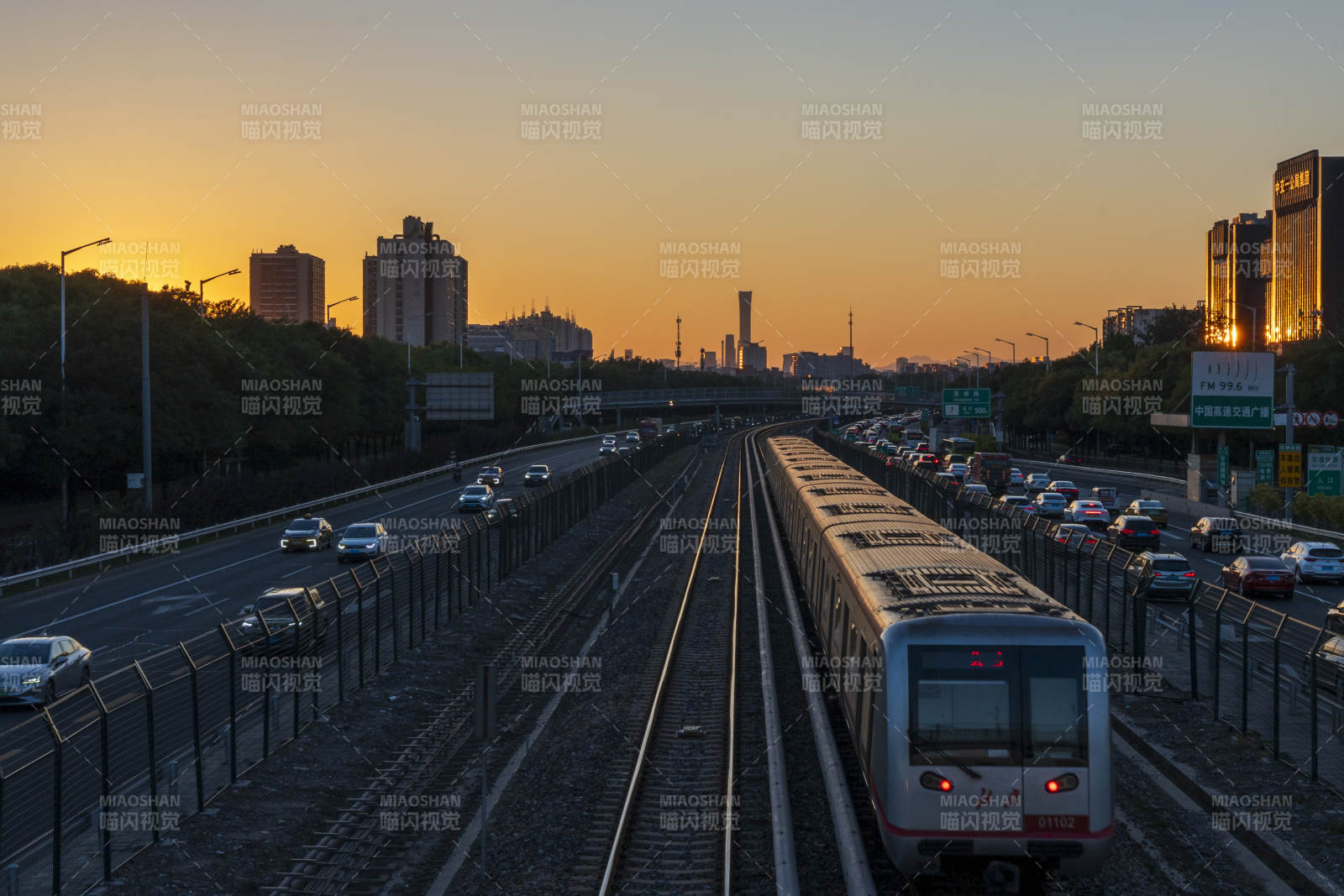 北京黄昏地铁归途图片