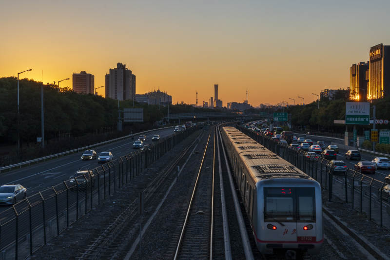 北京黄昏地铁归途图片
