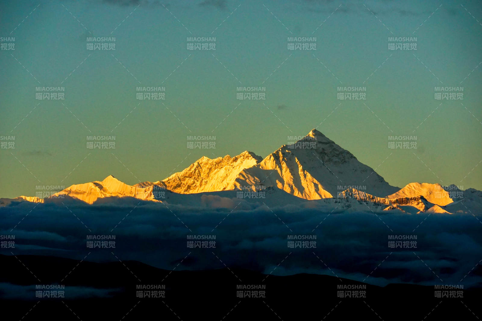 雪山日出美景 加乌拉图片