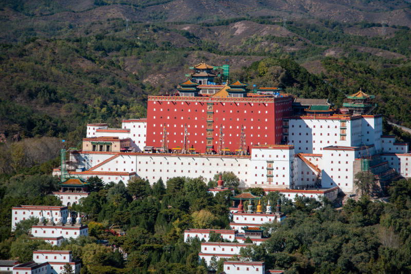 承德小布达拉宫红墙古寺山间景图片