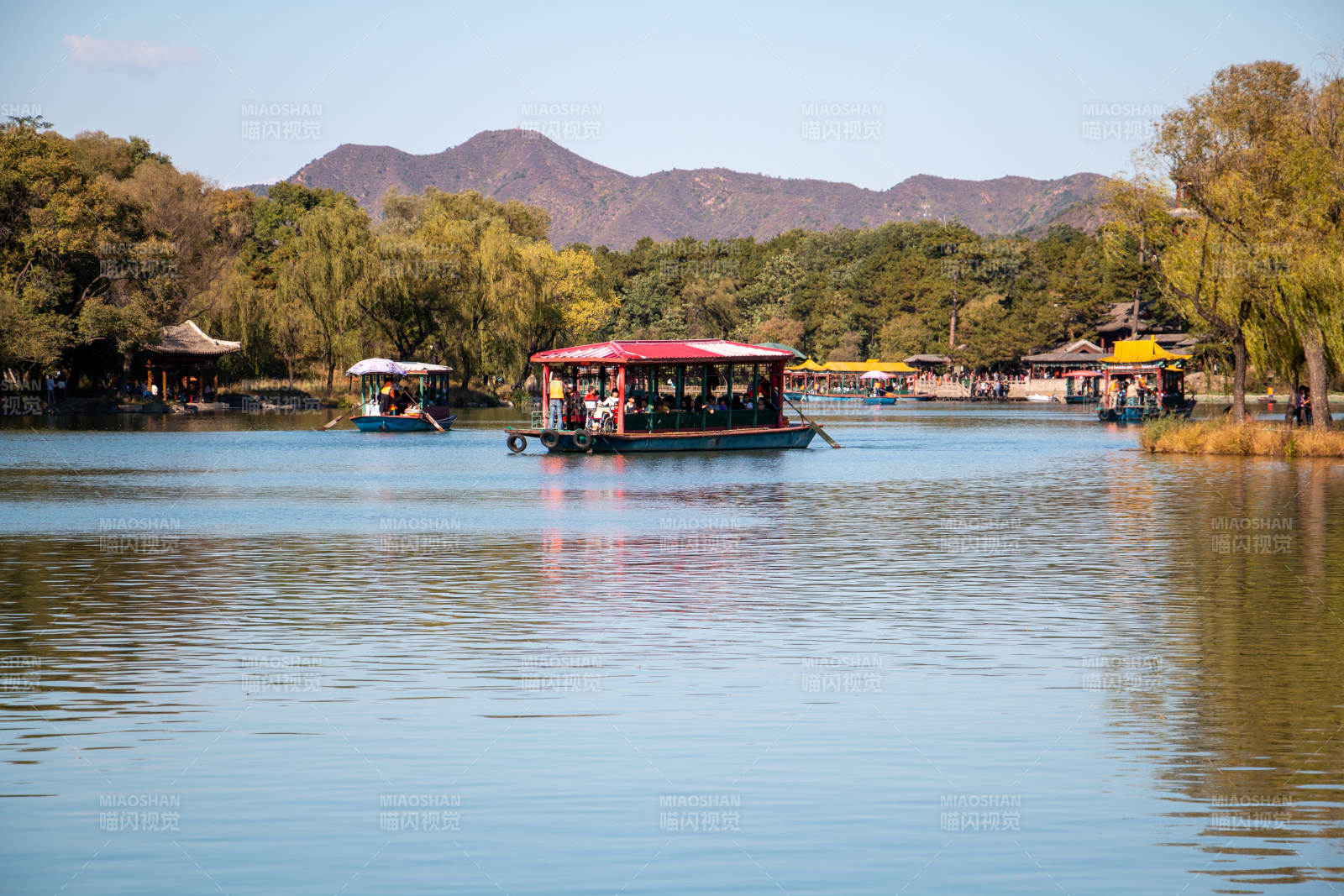 承德小避暑山庄湖上泛舟赏秋景图片