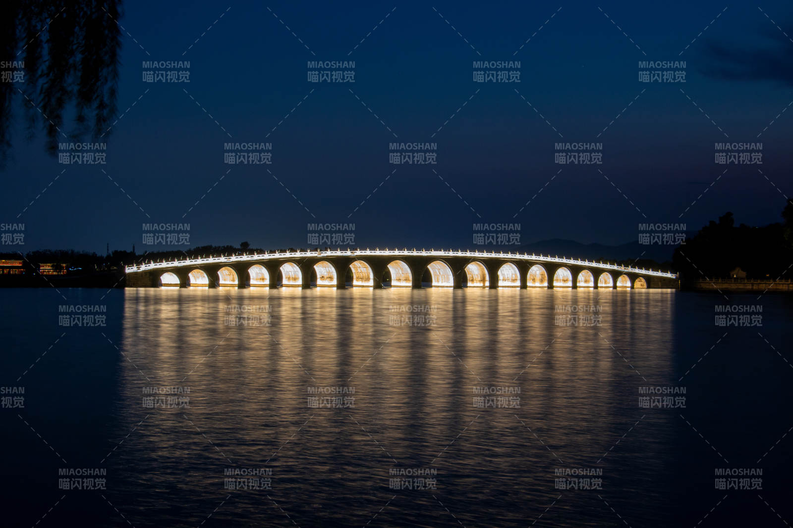 夜色中的颐和园十七孔桥图片