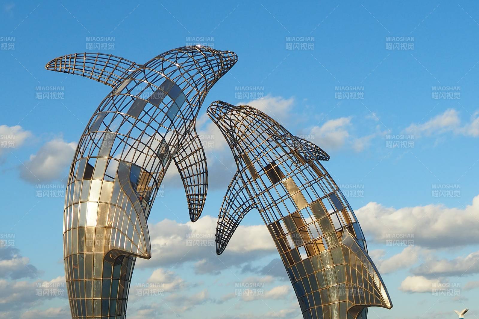 烟台蔚蓝广场海豚雕塑图片