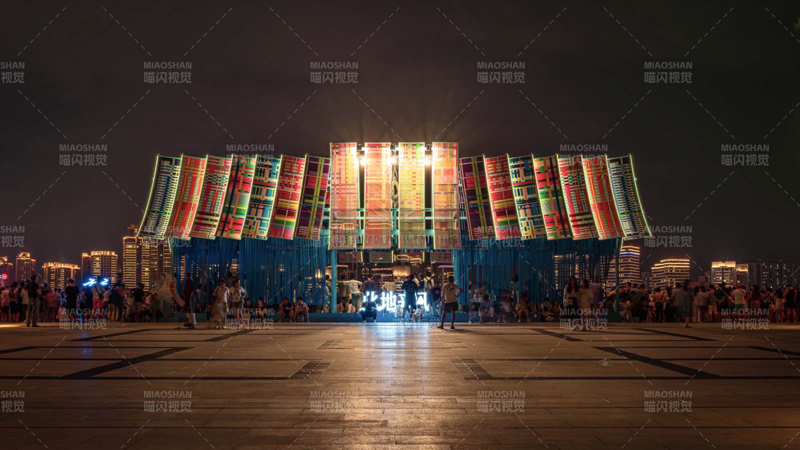 来福士广场“此地来风”图片