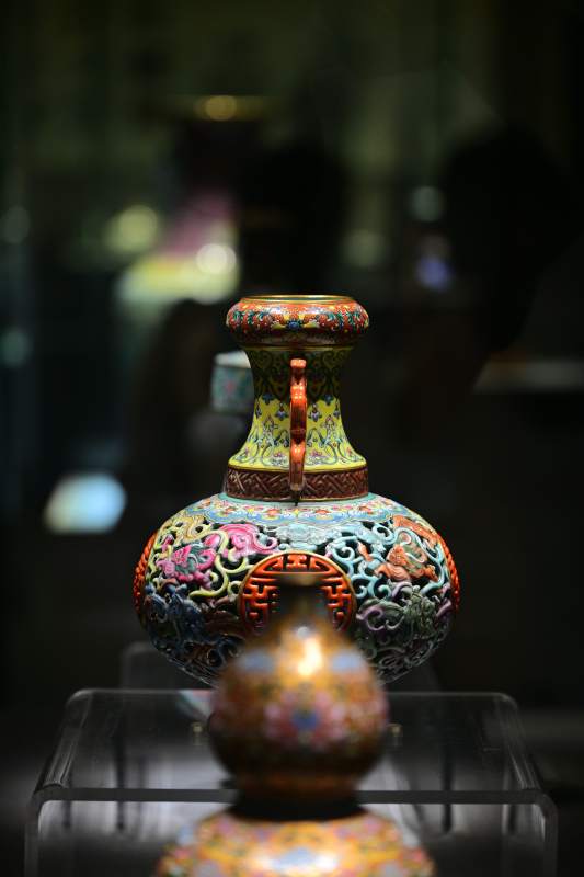 景德镇彩绘瓷瓶图片