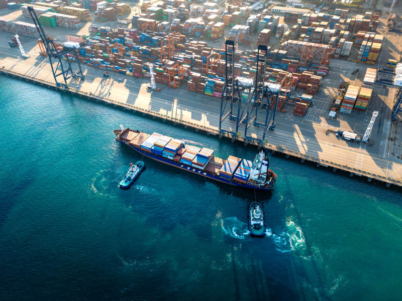 繁忙港口货轮装卸图片