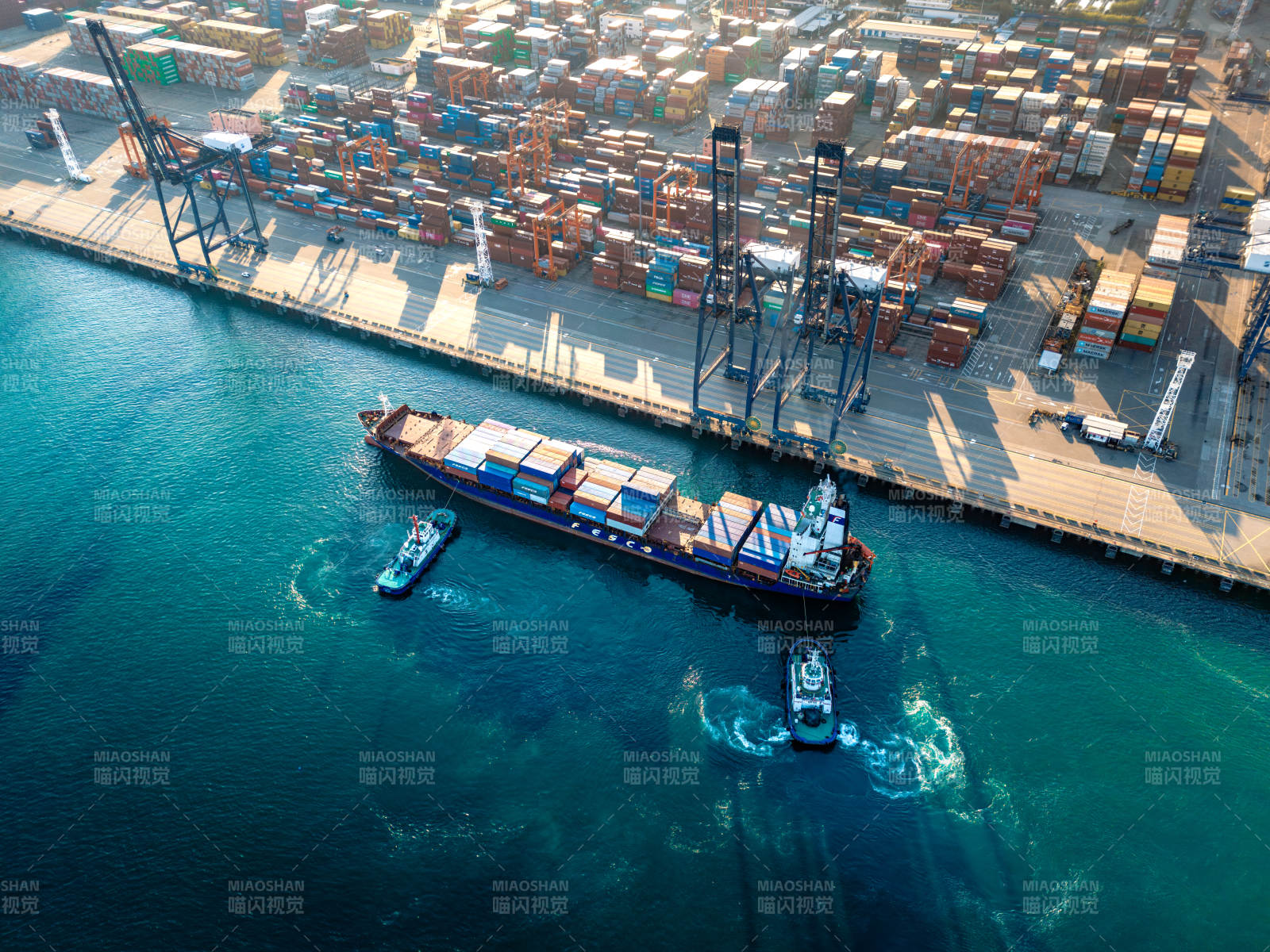 繁忙港口货轮装卸图片